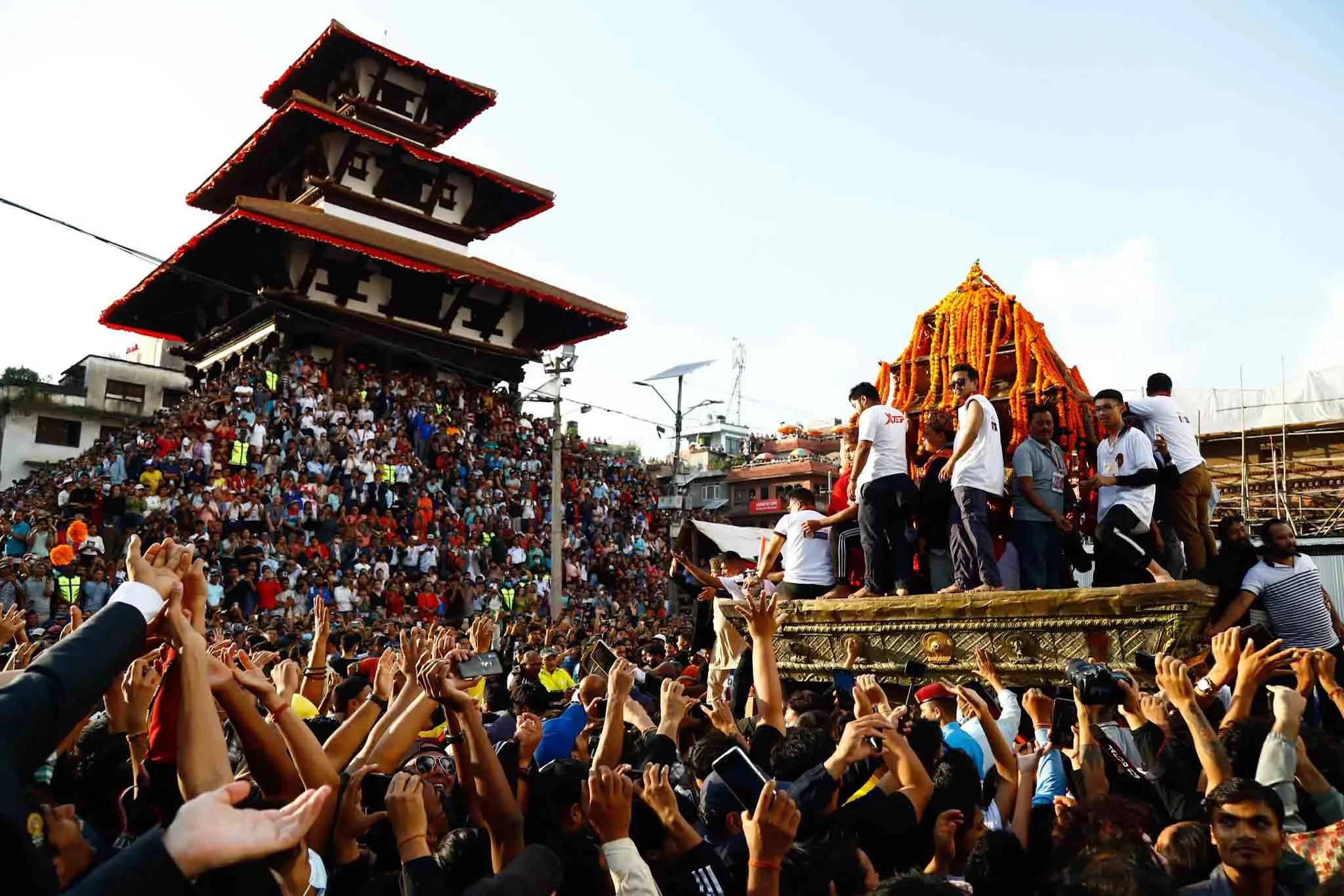 बाजागाजासहित देवराज इन्द्रलाई इन्द्रायणीलाई द्यो छेँ भित्र्याउँदै जात्रा सम्पन्न